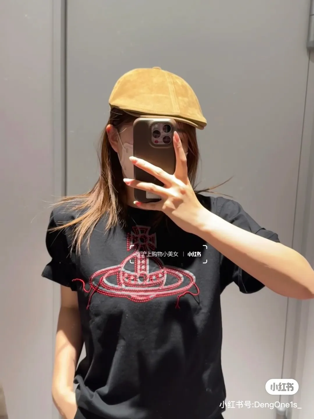 vivienne Westwood Queen Mother's new 2025 spring and summer Japanese limited-edition tassel embroidered short-sleeved T-shirt. The appearance of the appearance reveals the uninhibited image and high street trends. It has a loose and casual style, a short front and long back design, a small slit on the hem on both sides, and the iconic Saturn shape on the chest. The cross crown ball is added with a very futuristic satellite ring, just like Saturn, which collides with the prominent colors of the clothes. The non-overlapping Saturn pattern is outlined with red embroidery, which is visually dazzling. It also has a few tassels to complete the unconventional personality. 240g 32 count high-density double yarn cotton, comfortable and breathable fabric Size: XS-L Color: white, black